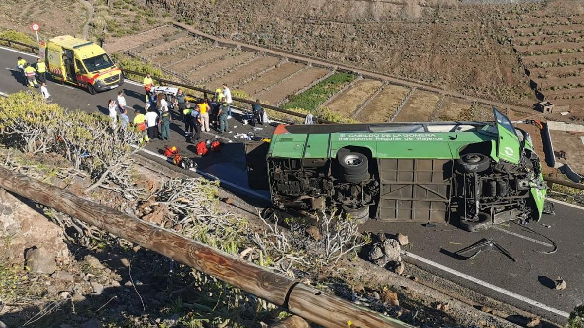 El vuelco de una guagua en La Gomera deja una persona fallecida y otras 11 heridas