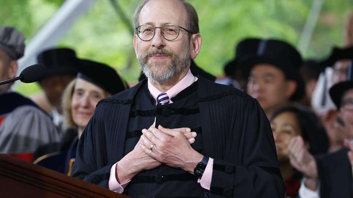 El discurso del presidente de Harvard con recado a Trump: «Bienvenidos los estudiantes de todo el mundo, como debe de ser»
