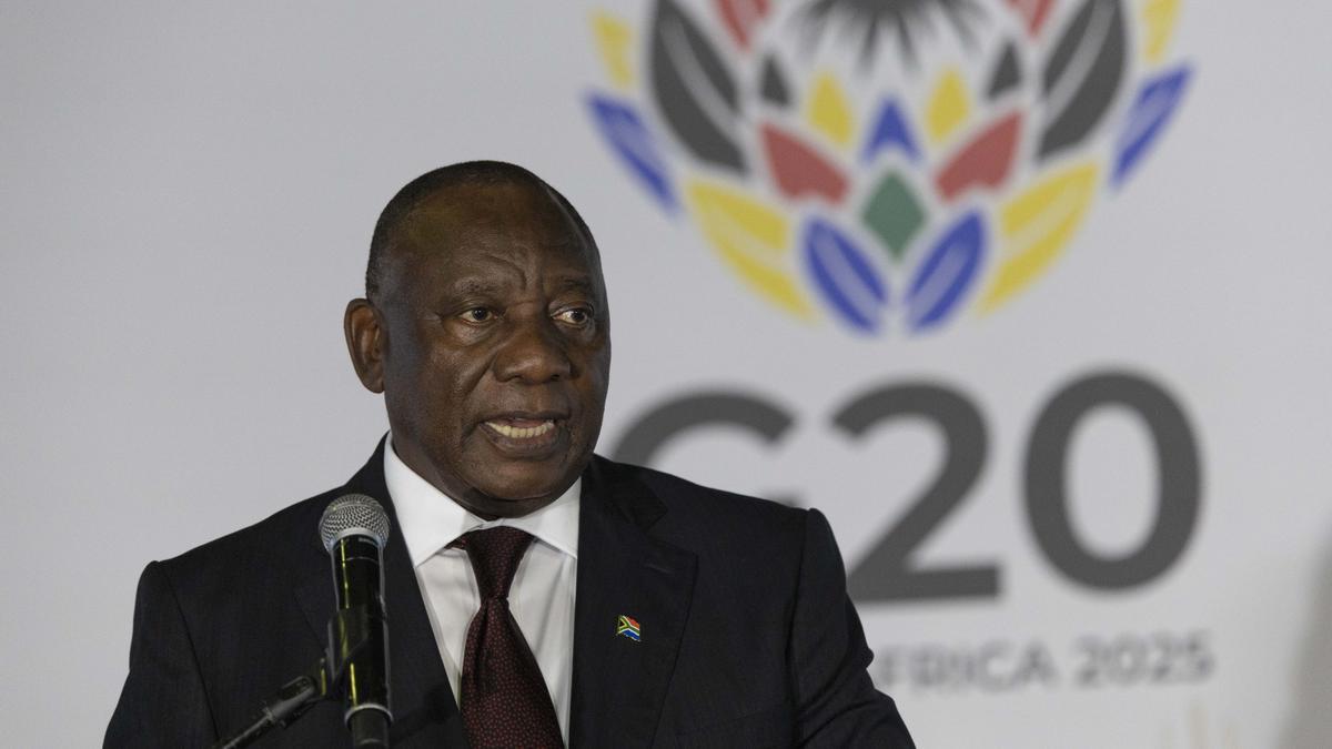 Trump recibe al presidente de Sudáfrica tras conceder asilo en EEUU a blancos con acusaciones falsas de «genocidio»