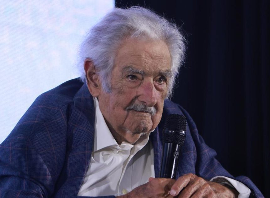 La última aparición de Mujica: «¿Para qué mierda vivimos si somos incapaces de sacrificar un poco de bienestar en favor de la gente jodida?»