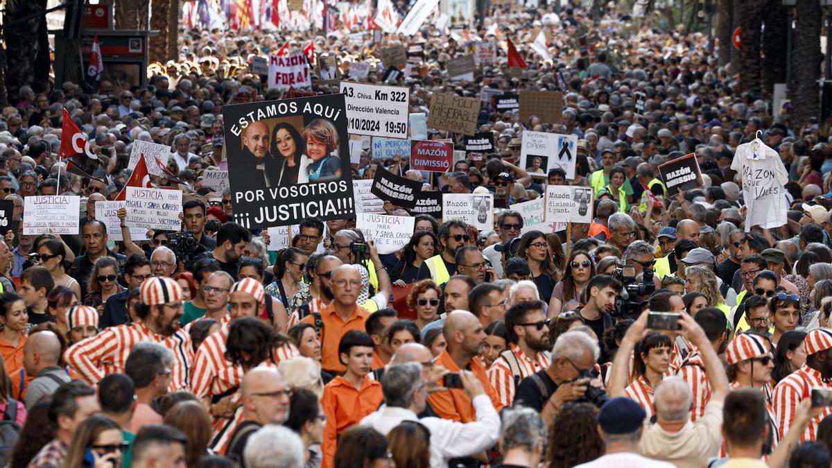 Miles de personas vuelven a clamar en València contra Mazón por la DANA: “Los presupuestos son su flotador, pero no nos salvan”