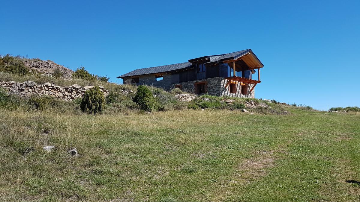 El hijo de un exalcalde de la Cerdanya amenaza a los ecologistas con «acciones legales» por usar una foto de su chalé