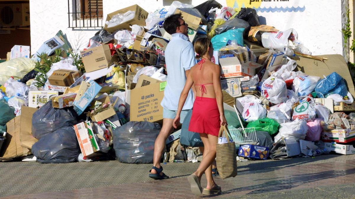 El aumento de turistas en Ibiza desborda de basura la isla