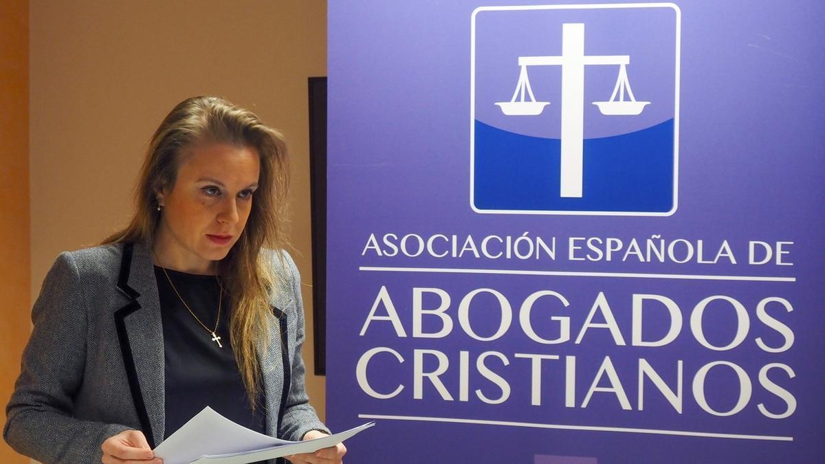 Los ultras Abogados Cristianos se agarran sin pruebas a deudas económicas de una joven para impedir su eutanasia