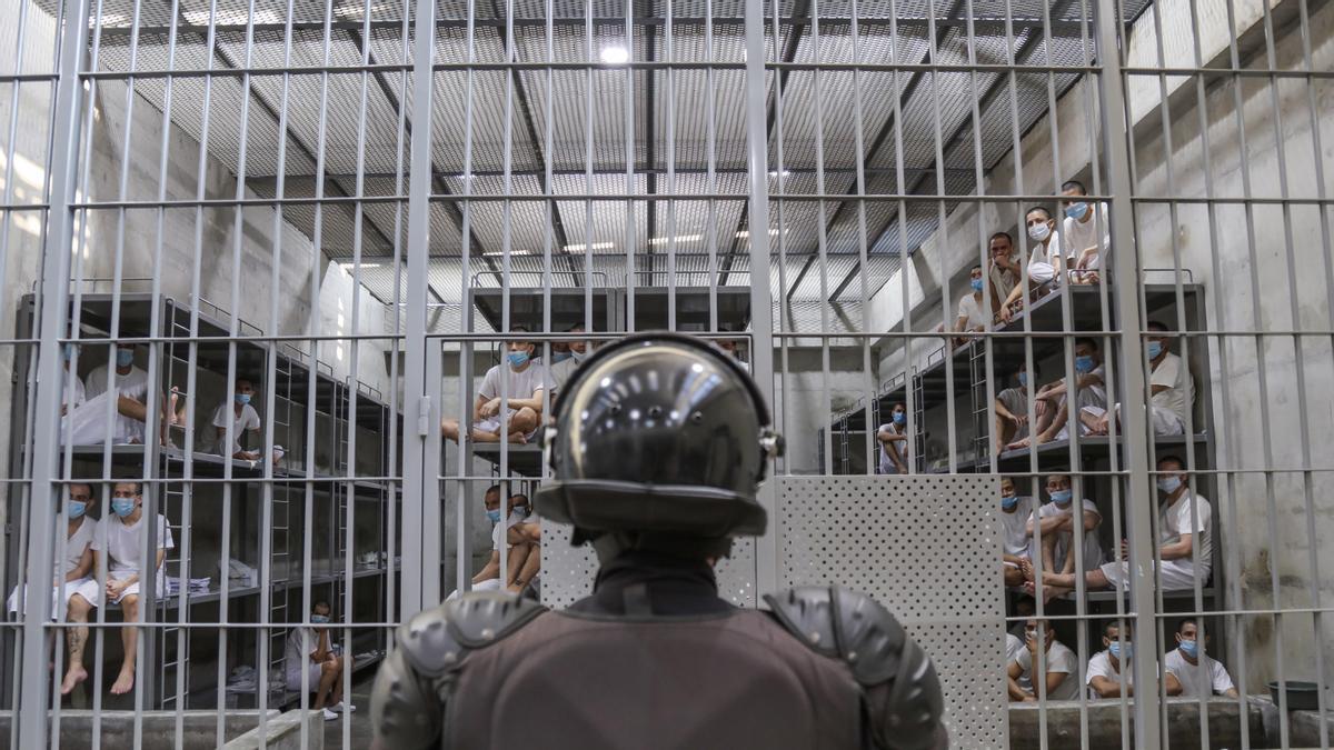 La megacárcel de El Salvador que encierra a los deportados de Trump: «Es Guantánamo pero con esteroides»