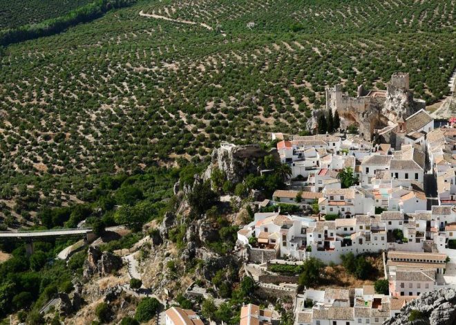 El bonito pueblo blanco sobre un risco que alberga un castillo medieval, multitud de miradores y una cueva muy especial