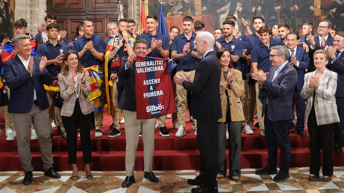Recuerdo a las víctimas de la DANA y gritos de «Mazón dimisión» en la celebración del ascenso a Primera del Levante UD