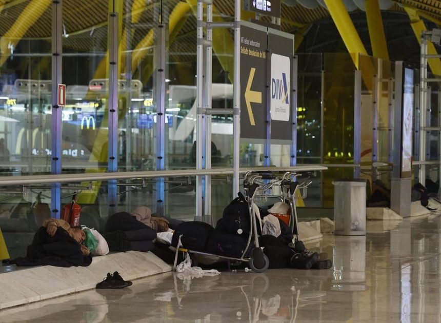 Aena impondrá controles de acceso en Barajas para evitar la entrada de personas sin techo