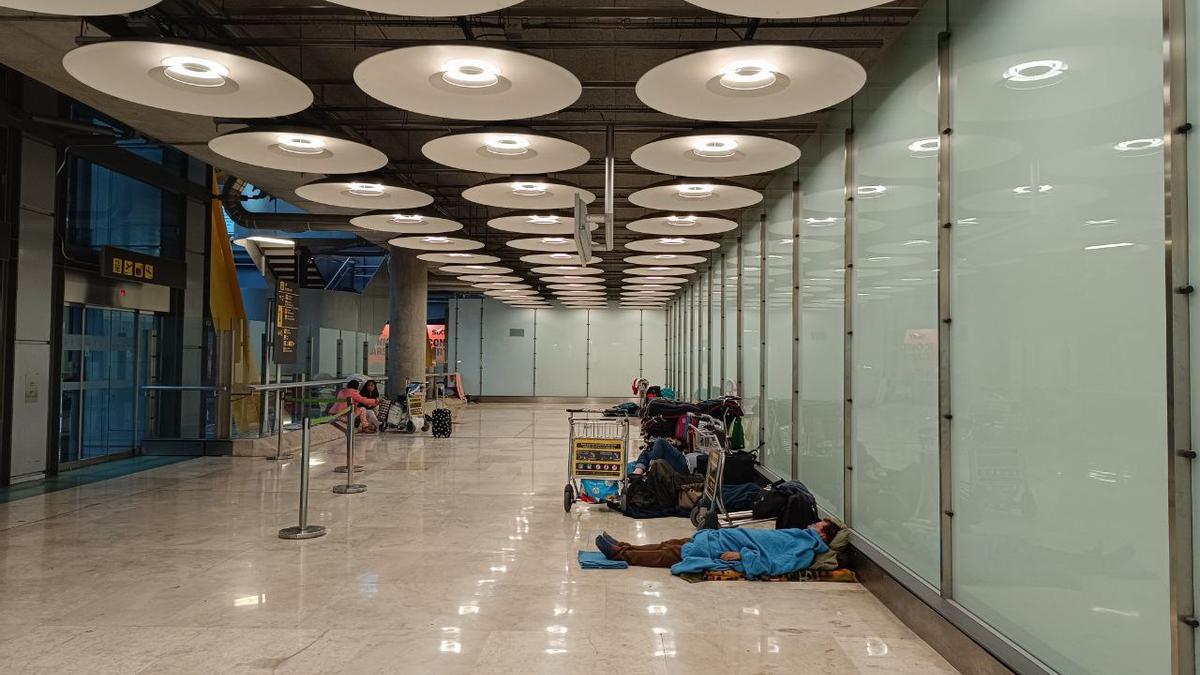 El miedo cunde entre quienes duermen en Barajas en pleno choque institucional: «¿A dónde quieren que vayamos?»