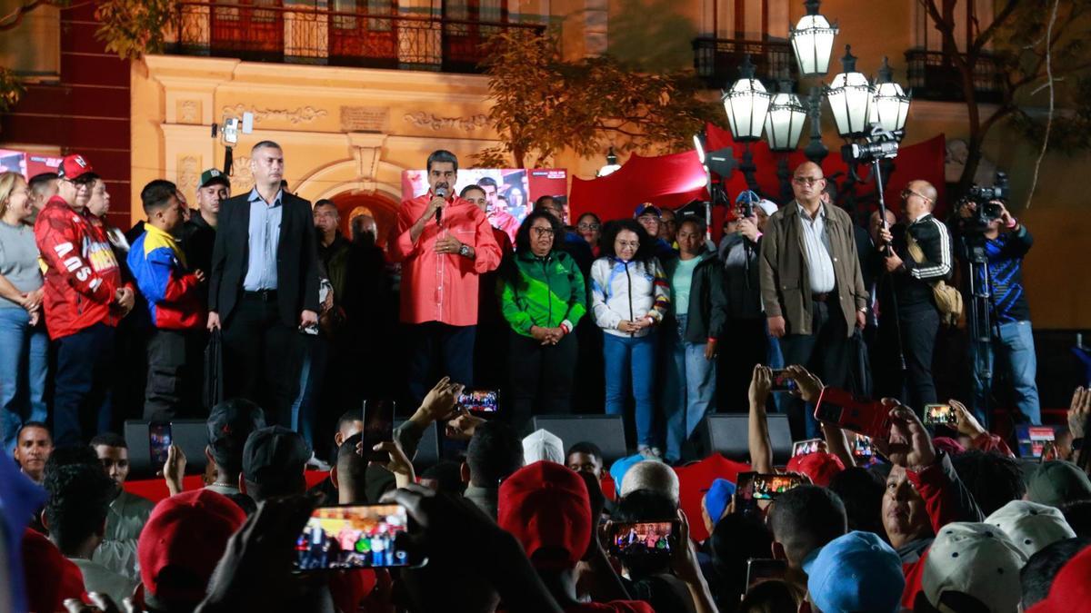 Maduro gana los comicios regionales y legislativos, y la oposición pide al Ejército «abrir el camino a la transición»