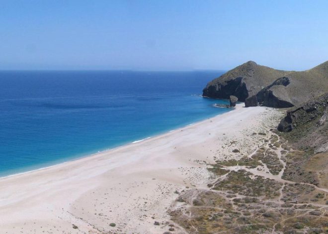 Parece el Caribe, pero es Almería: la preciosa playa de aguas turquesa de nombre poco alentador