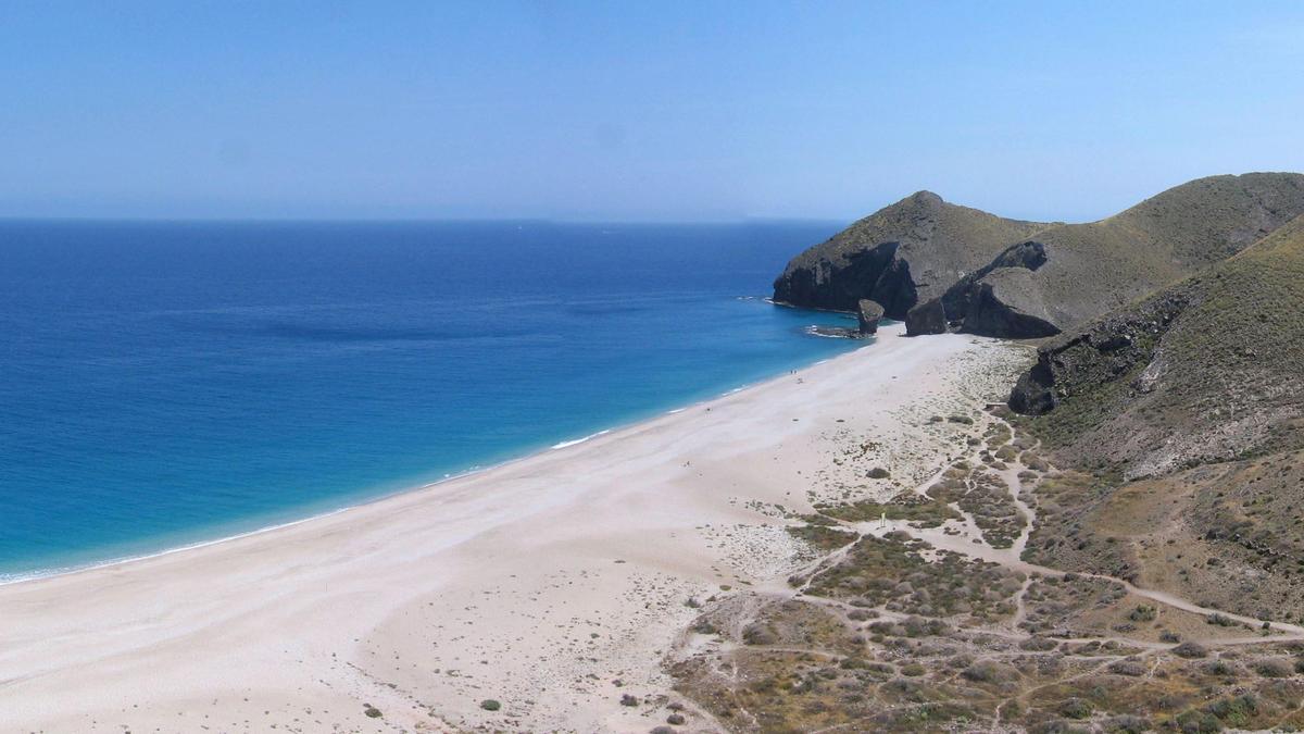 Parece el Caribe, pero es Almería: la preciosa playa de aguas turquesa de nombre poco alentador