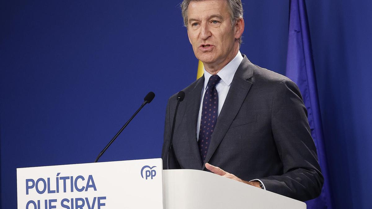 Feijóo advierte del fin del mundo y solo puede convocar una manifestación