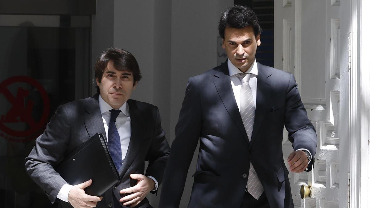 La pareja de Ayuso contradice a Miguel Ángel Rodríguez y sus propios mensajes para negar su confesión de fraude fiscal