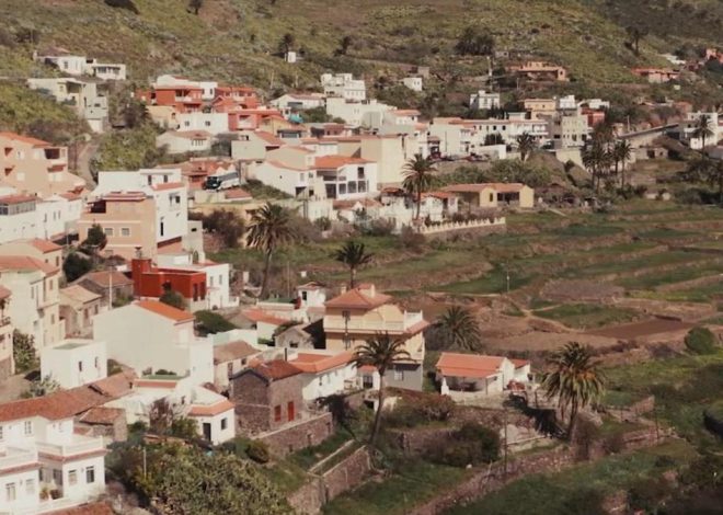 El pueblo pesquero de casitas blancas asomadas a un barranco que desemboca en playas de agua transparente