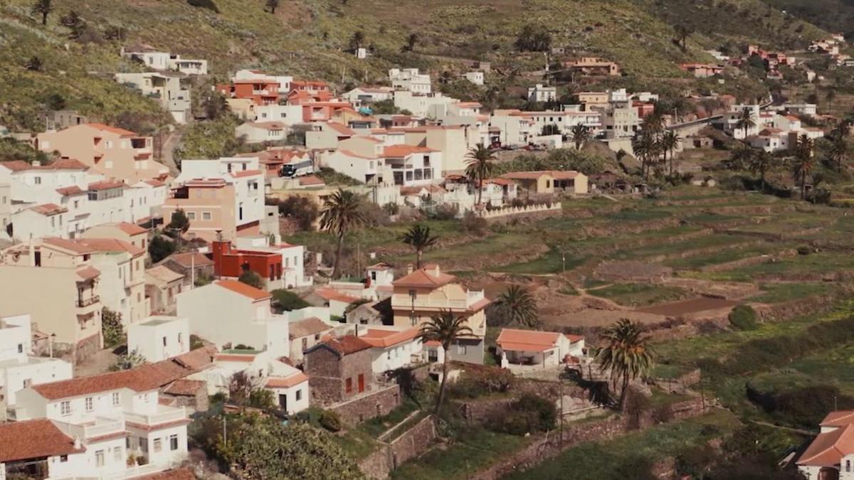 El pueblo pesquero de casitas blancas asomadas a un barranco que desemboca en playas de agua transparente