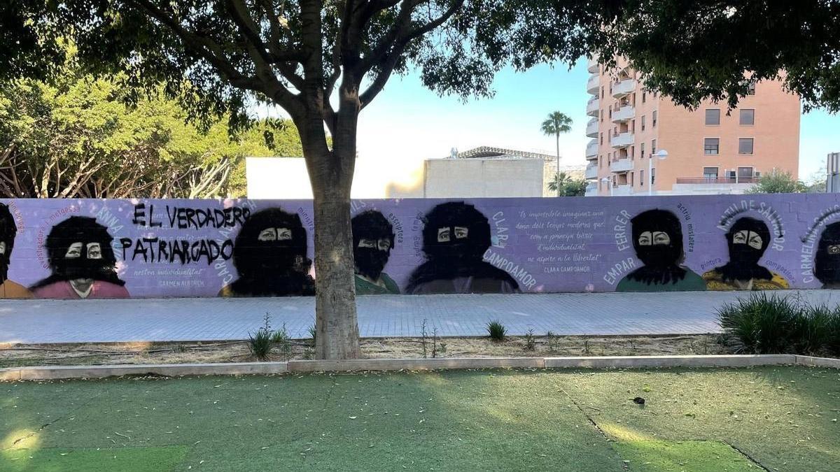 Una oleada islamófoba vandaliza una decena de murales feministas de toda España