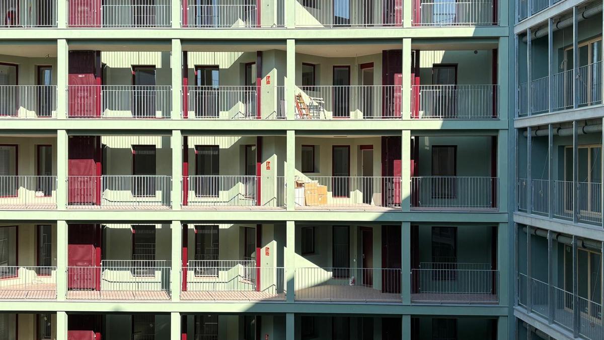 Un sorteo de 200 viviendas públicas en Barcelona tiene en vilo a más de 11.000 familias: «A ver si suena la flauta»