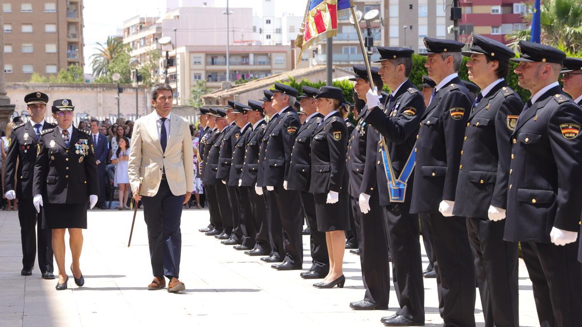 El Gobierno valenciano premia con la medalla al mérito policial a los escoltas que siguieron a Mazón el día de la DANA