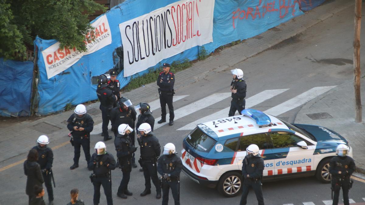 Un dispositivo policial desaloja los asentamientos del barrio de Vallcarca de Barcelona