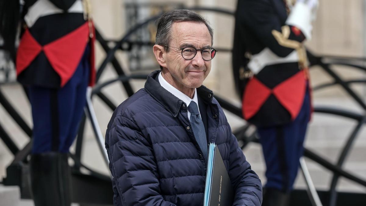 Los conservadores franceses buscan seducir a la extrema derecha tras la inhabilitación de Marine Le Pen