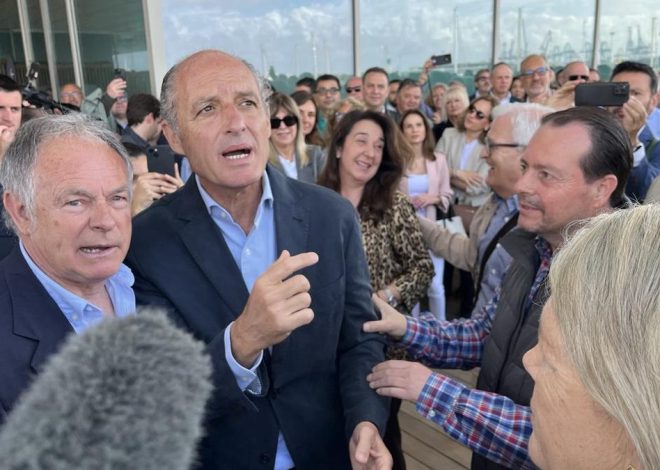Camps reúne a las viejas glorias de su Gobierno en un acto incómodo para el PP en pleno declive de Mazón por la DANA