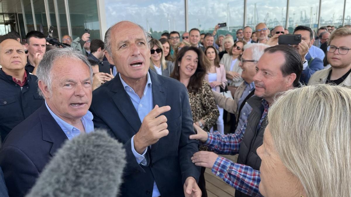 Camps reúne a las viejas glorias de su Gobierno en un acto incómodo para el PP en pleno declive de Mazón por la DANA