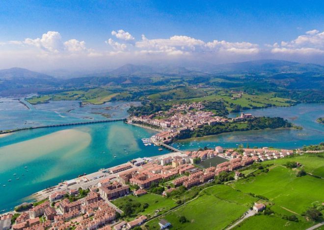 El pueblo cántabro que alberga un casco histórico medieval, una ría y playas dentro de un espacio protegido