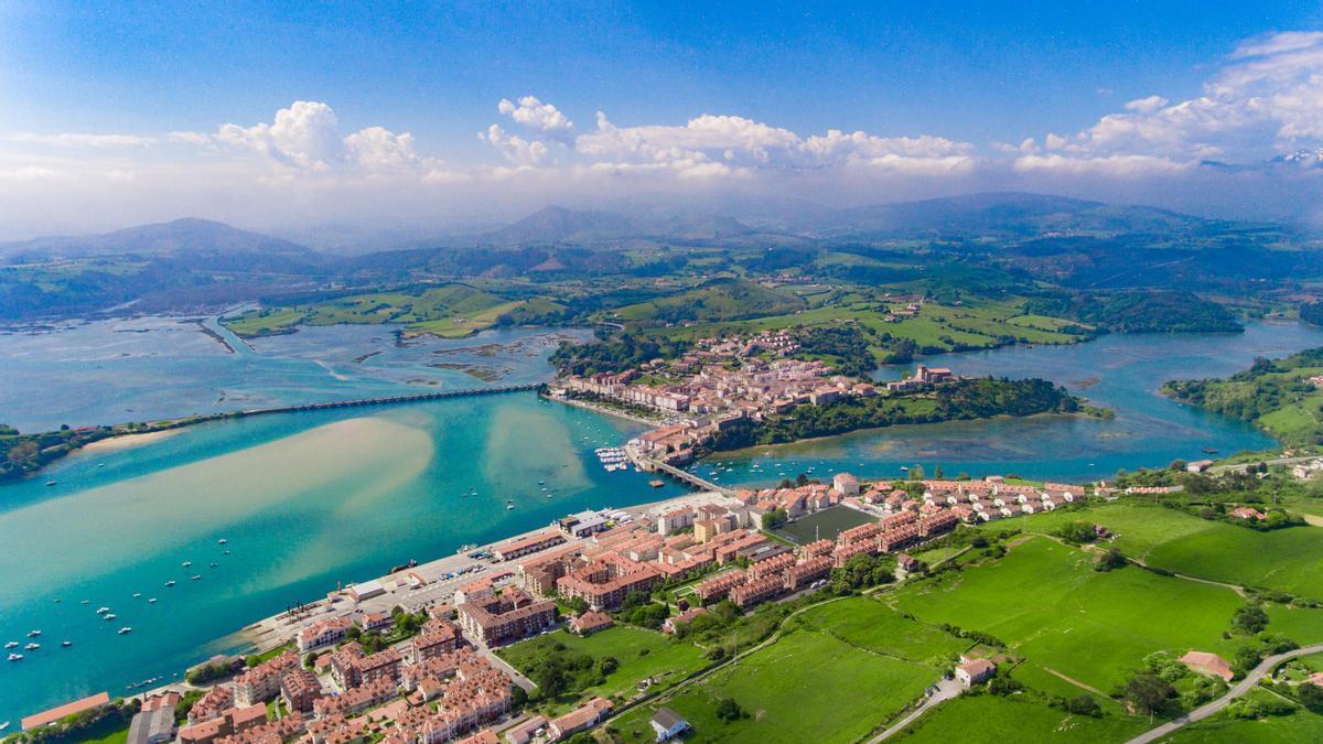El pueblo cántabro que alberga un casco histórico medieval, una ría y playas dentro de un espacio protegido