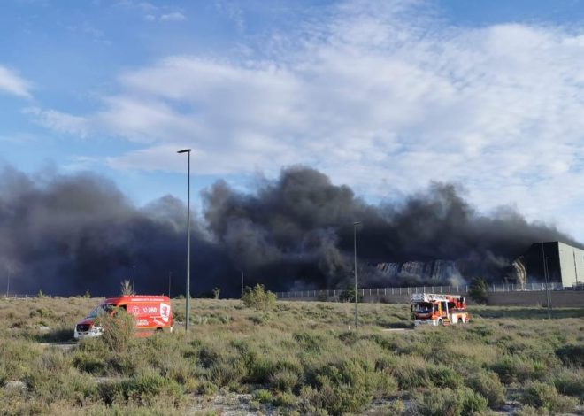 Arde una nave en el Parque Tecnológico de Reciclado de Zaragoza sin causar heridos