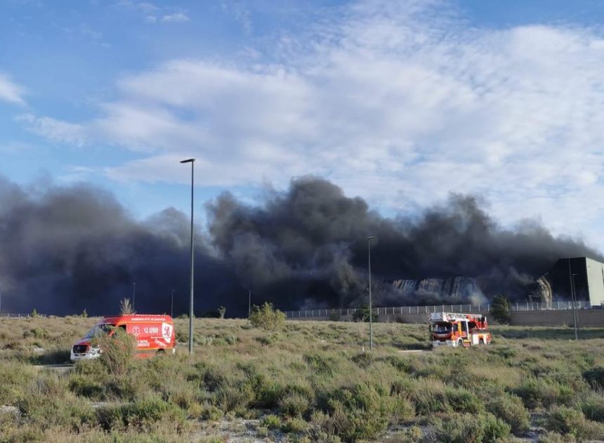 Arde una nave en el Parque Tecnológico de Reciclado de Zaragoza sin causar heridos