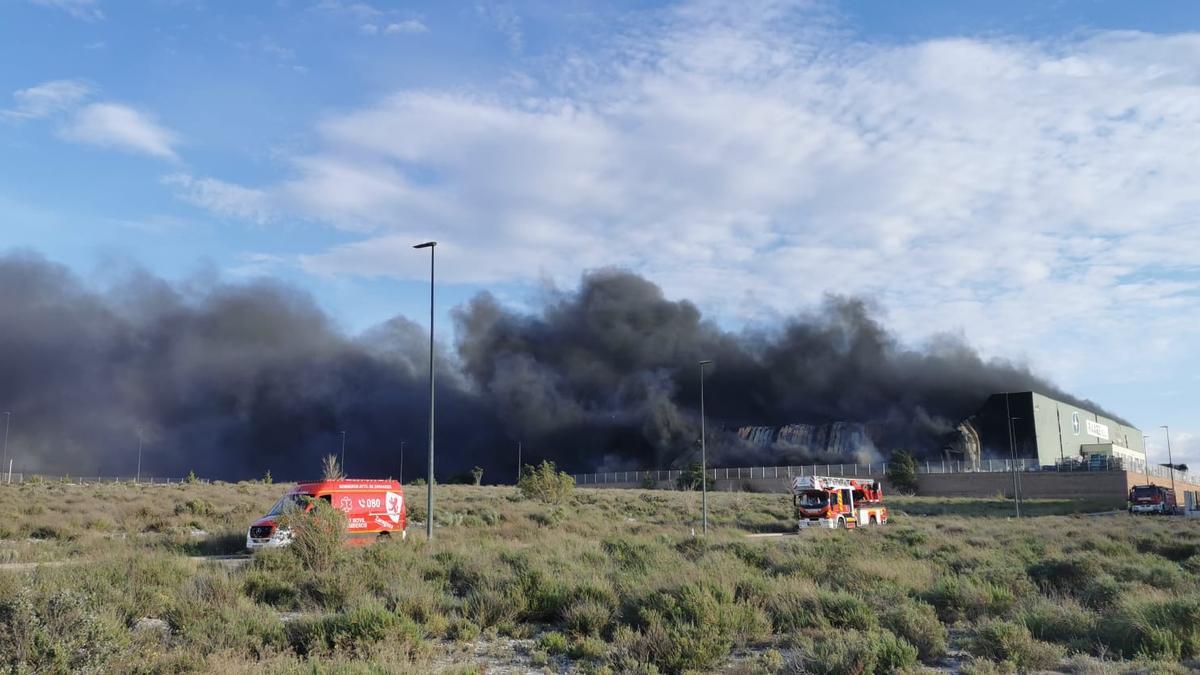 Arde una nave en el Parque Tecnológico de Reciclado de Zaragoza sin causar heridos