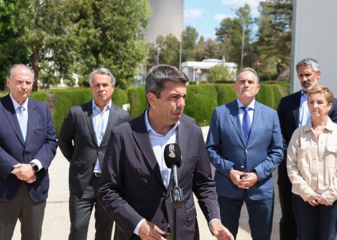 Mazón, sobre el acto de Camps: «Me parecería irresponsable hablar ahora de asuntos internos»