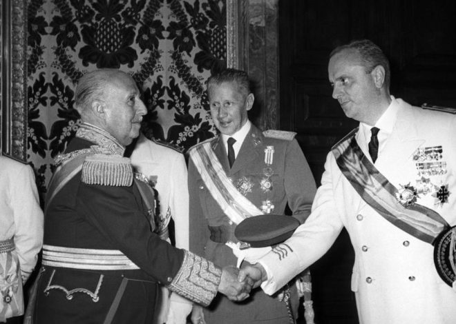 Fraga, perseguido por su pasado franquista: ex presos políticos exigen a los ayuntamientos que le retiren honores