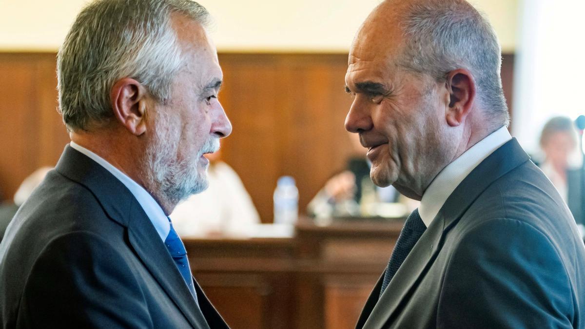 Chaves y Griñán piden a los jueces que impidan la «pirueta jurídica» del Gobierno andaluz para personarse en los ERE