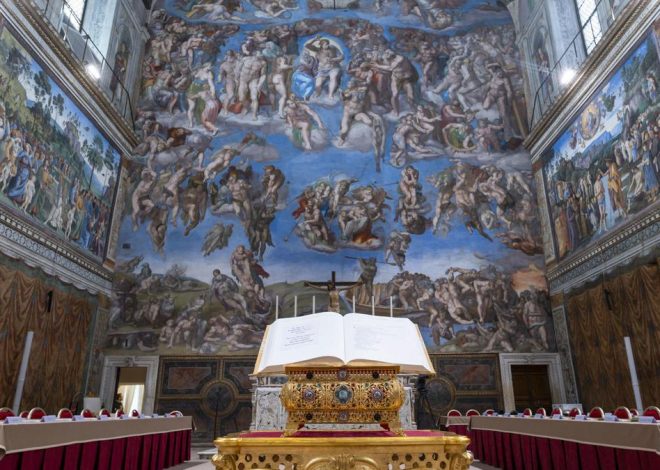 La Capilla Sixtina, preparada para elegir al nuevo Papa: los cardenales votarán ante el ‘Juicio Final’