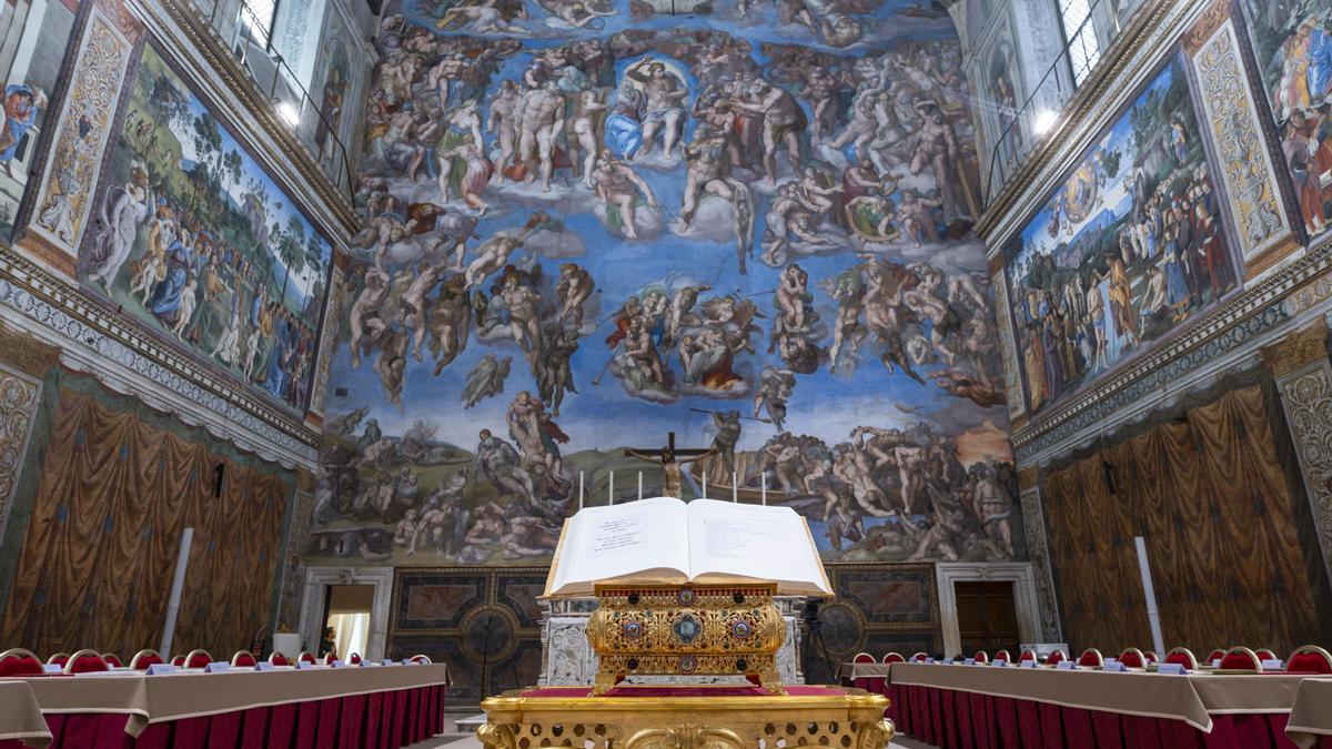 La Capilla Sixtina, preparada para elegir al nuevo Papa: los cardenales votarán ante el ‘Juicio Final’