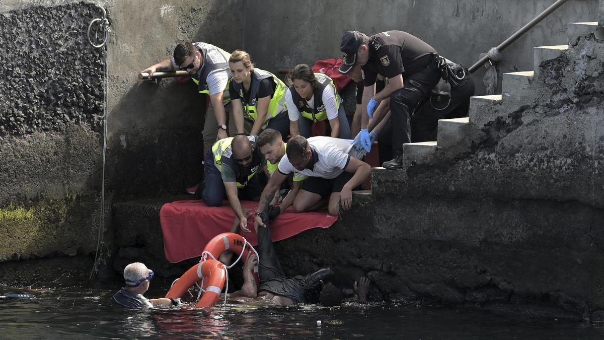 El agónico rescate del cayuco volcado en el Hierro: «Las mujeres y niñas muertas se quedaron atrapadas»