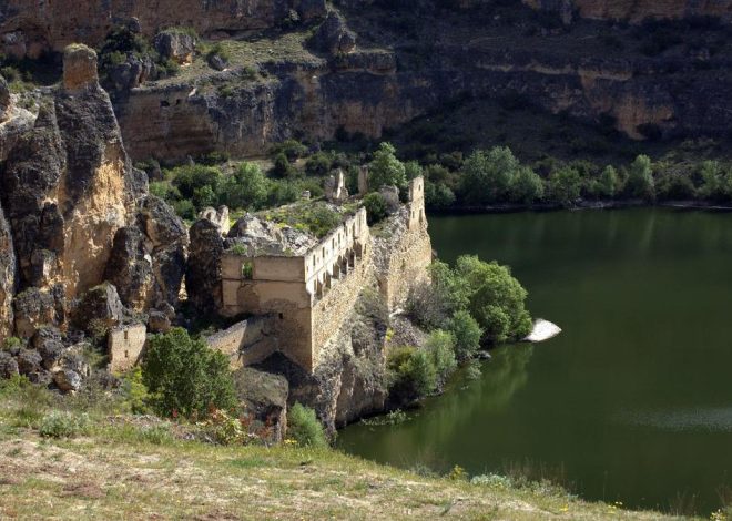 El espectacular monasterio castellano al que solo se puede acceder en barca
