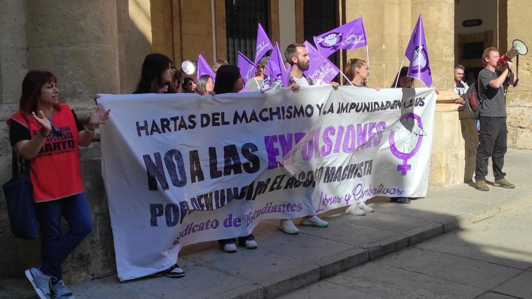 La Universidad de Sevilla descarta al final la expulsión de dos estudiantes que denunciaron acoso sexual de un profesor