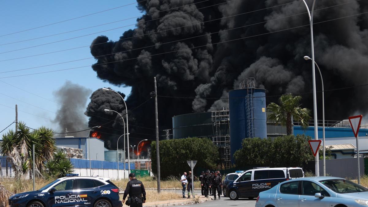 Un incendio en una nave de químicos obliga a confinar a casi 80.000 vecinos en Alcalá de Guadaíra