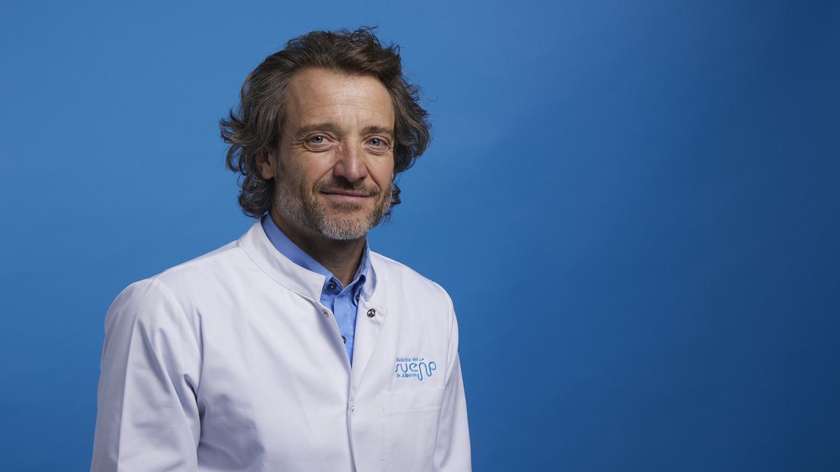 Javier Albares, médico: «Ninguna adicción había afectado a todas las generaciones como la que tenemos a las pantallas»