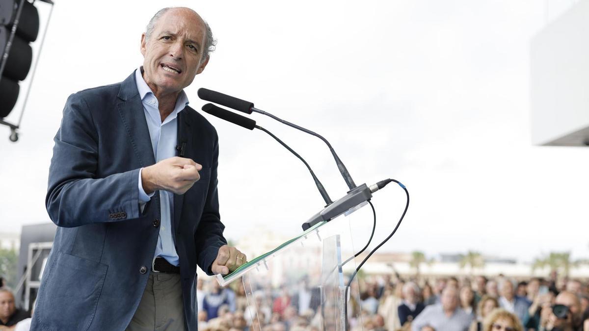 Un Mazón noqueado por la DANA abre una ventana de oportunidad en el PP valenciano al nostálgico Paco Camps