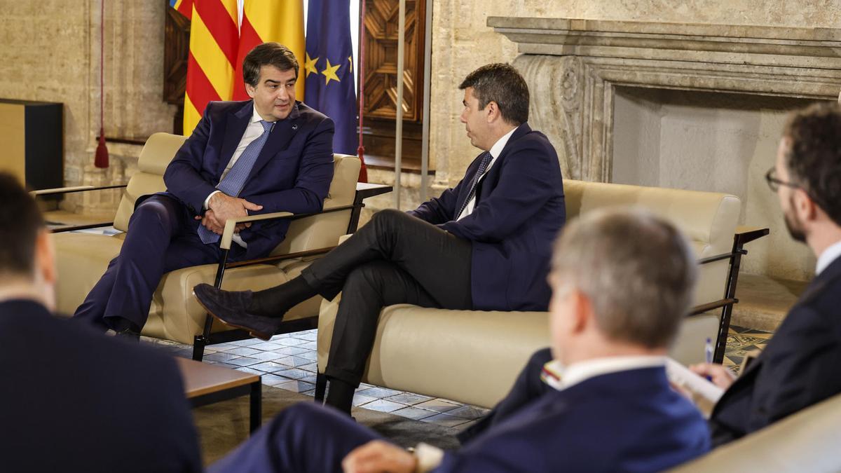 Un vicepresidente de la Comisión Europea visita sin Mazón la ‘zona cero’ de la DANA