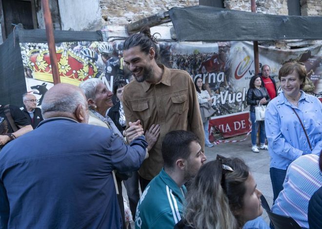 Oliver Laxe celebra el triunfo en Cannes con el preestreno de ‘Sirat’ en su aldea de la montaña gallega