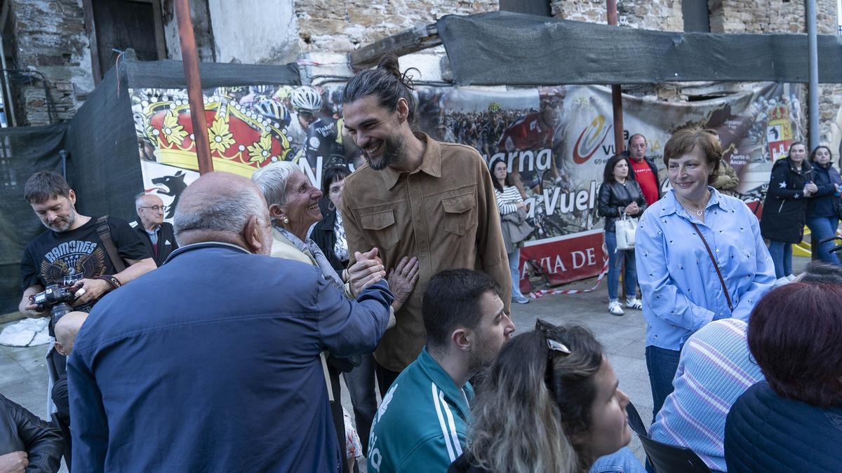 Oliver Laxe celebra el triunfo en Cannes con el preestreno de ‘Sirat’ en su aldea de la montaña gallega
