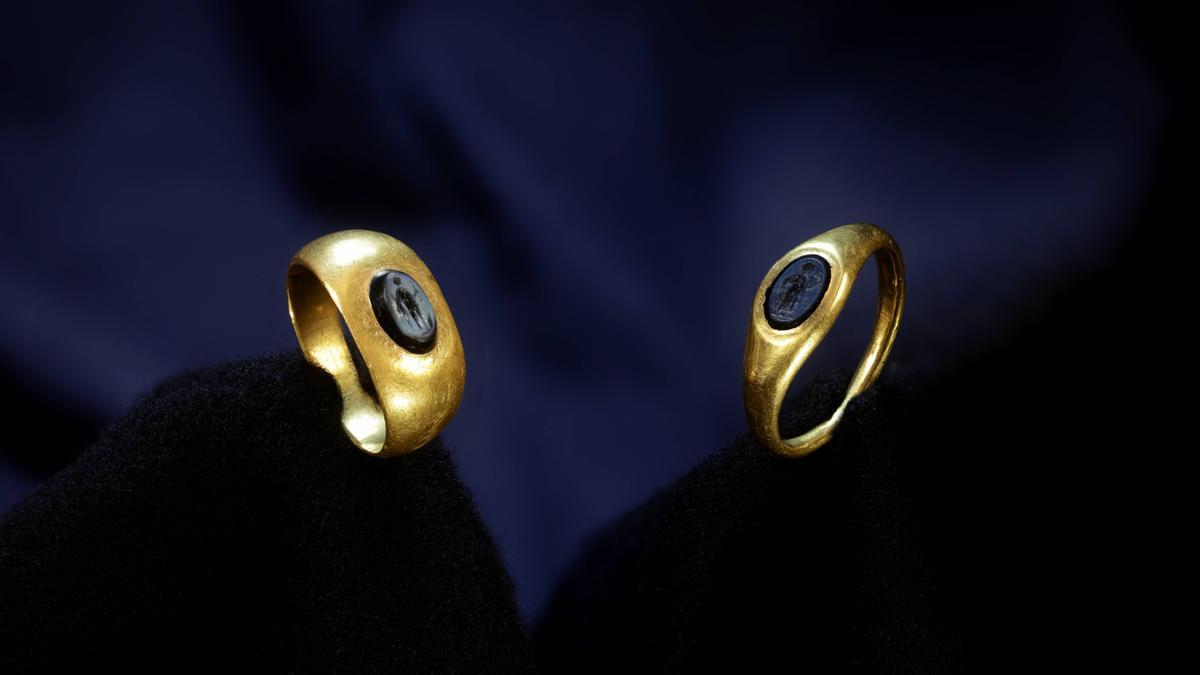 El hallazgo de dos anillos de hace dos mil años refleja las conexiones por los Pirineos a través de una calzada romana