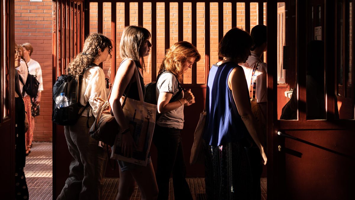 La lotería para que te paguen el verano si eres docente interino: Madrid exige 165 días trabajados, en Extremadura son 280