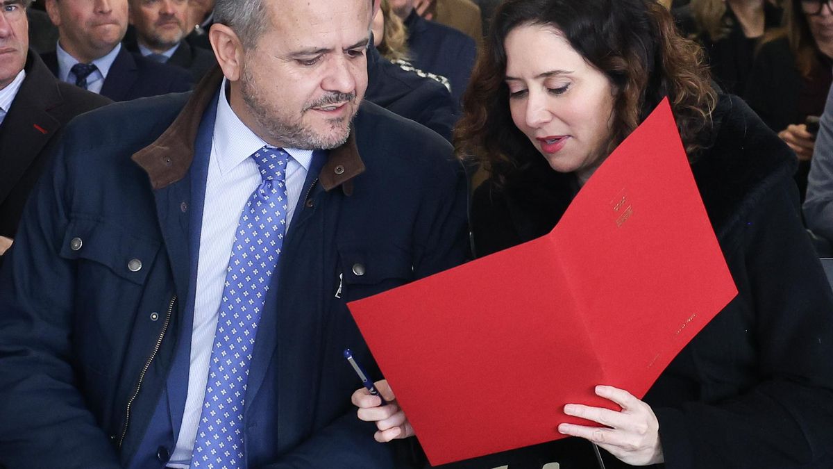 Hasta 62.500 euros: los sueldos con dinero público de la pareja sin cualificación de un consejero de Ayuso