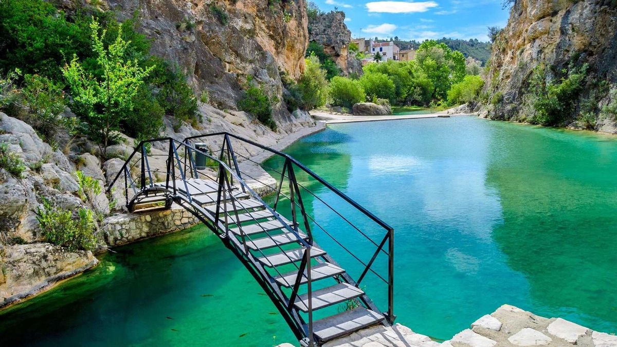 Donde el baño está a un paso: pueblos con piscinas naturales integradas en el paisaje